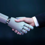 apretón de manos entre brazo robótico y una persona empresarial